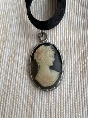 Vintage Le Chateau cameo choker in black & ivory.
